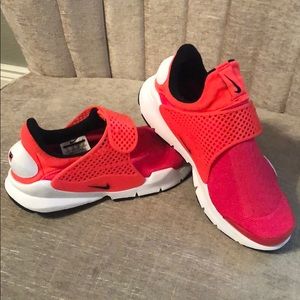 Woman nike tennis shoes